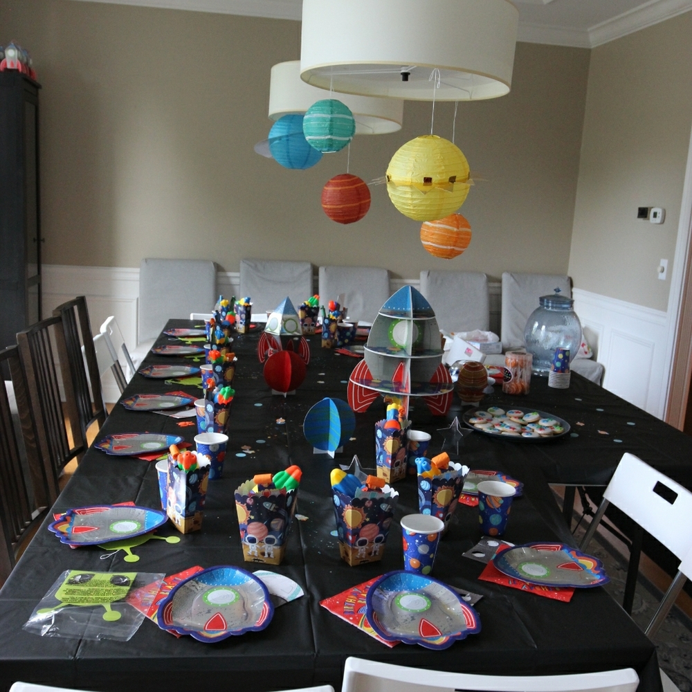 Space ship party decorations serves 16
